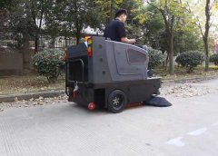 怎樣選擇掃地車廠家小型電動掃地車